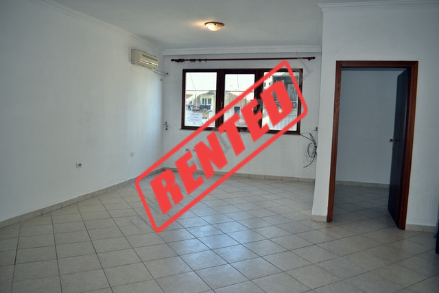 Apartament 1+1 me qira prane Fakultetit te Shkencave te Natyres ne Tirane.

Ndodhet ne katin e 3-t